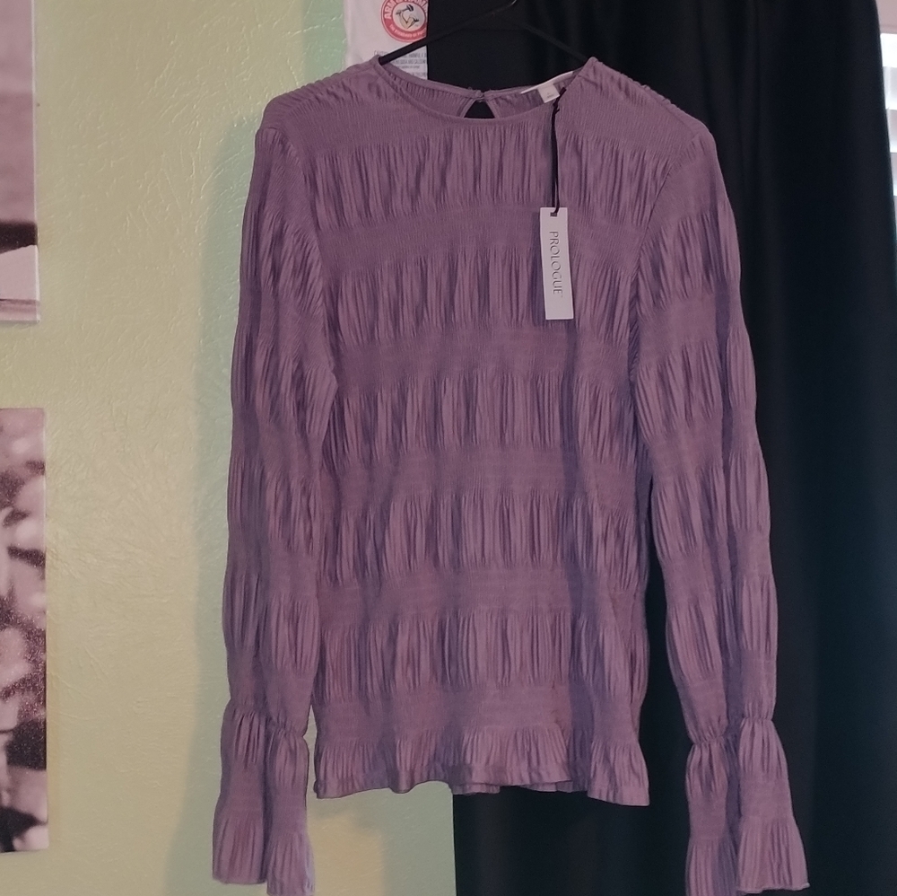 Prologue Women's long sleeve blouse. Buttons at back of neck.